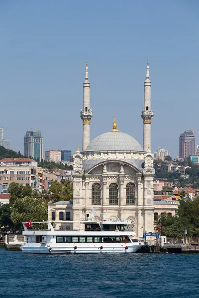 在伊斯坦布尔，土耳其贝西克塔斯区奥尔塔柯伊清真寺 — 图库照片