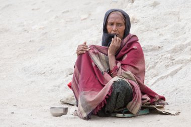 Leh, Ladakh sokakta Hint kadından. Hindistan