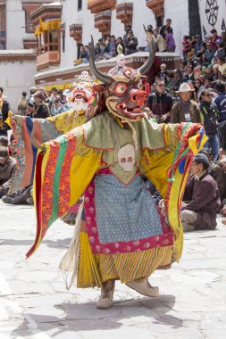 Tibetli Budist lamas mistik maskeli bir ritüel Tsam dans gerçekleştirin. Hemis Manastırı, Ladakh, Hindistan