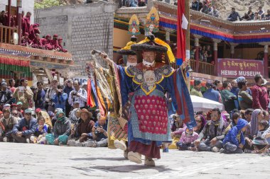 Tibetli Budist lamas mistik maskeli bir ritüel Tsam dans gerçekleştirin. Hemis Manastırı, Ladakh, Hindistan