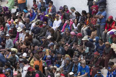 Tibetli Budist insanlar ve turist Hemis Manastırı, Ladakh, Hindistan