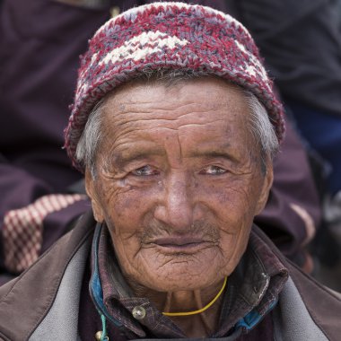 Hemis manastırda Tibetli Budist yaşlı adamlar. Ladakh, Kuzey Hindistan