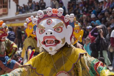 Tibetli Budist lamas mistik maskeli bir ritüel Tsam dans gerçekleştirin. Hemis Manastırı, Ladakh, Hindistan