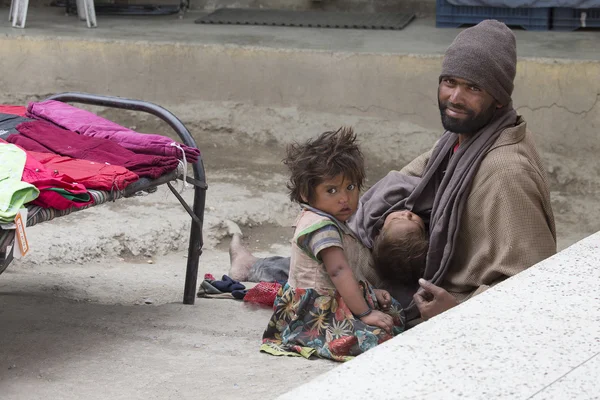 Indian beggar man with children on the street in Leh, Ladakh. India — Zdjęcie stockowe