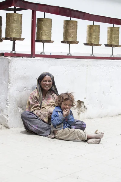 Indický ubohá žena s dětmi žebrá o peníze u kolemjdoucí na ulici v Leh, Indie — Stock fotografie