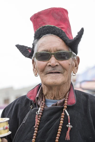 Portrait tibetan old man on the street in Leh, Ladakh. India — Stock Photo, Image