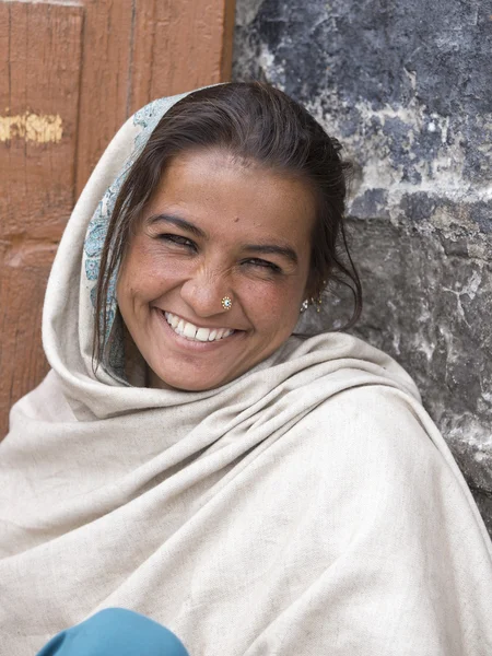 Menina indiana mendigo na rua em Leh, Ladakh. Índia — Fotografia de Stock