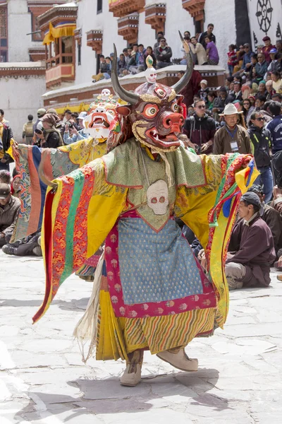 Tibetaans boeddhistische lama's in de mystieke maskers uitvoeren een ritueel Tsam dans Hemis klooster, Ladakh, India — Stockfoto