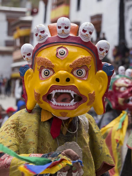 Les lamas bouddhistes tibétains dans les masques mystiques exécutent une danse rituelle Tsam. Monastère Hemis, Ladakh, Inde — Photo