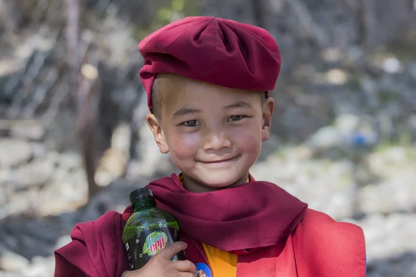 Retrato monje joven budista tibetano en el monasterio de Hemis, Ladakh, norte de la India — Foto de Stock