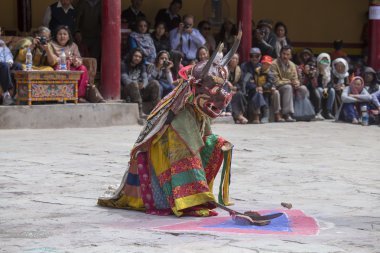 Tibetli Budist lamas mistik maskeli bir ritüel Tsam dans gerçekleştirin. Hemis Manastırı, Ladakh, Hindistan