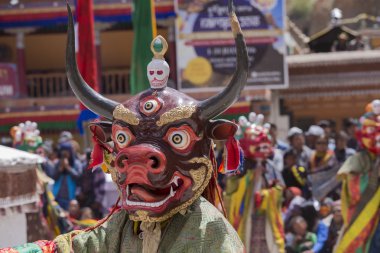 Tibetli Budist lamas mistik maskeli bir ritüel Tsam dans gerçekleştirin. Hemis Manastırı, Ladakh, Hindistan