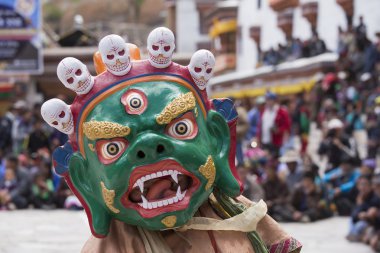 Tibetli Budist lamas mistik maskeli bir ritüel Tsam dans gerçekleştirin. Hemis Manastırı, Ladakh, Hindistan