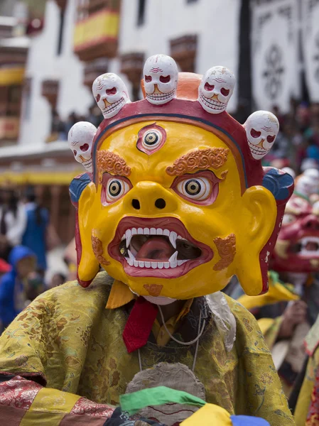Les lamas bouddhistes tibétains dans les masques mystiques exécutent une danse rituelle Tsam. Monastère Hemis, Ladakh, Inde — Photo