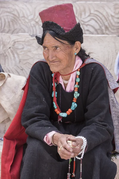 Tibetský buddhista staré ženy v klášter Hemis. Ladakh, severní Indie — Stock fotografie