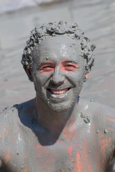 Man in grey mud bath. Dalyan, Turkey — Stock Photo, Image