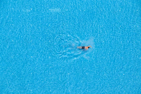 Havuzda bir adamın havadan görünümü