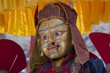 Tibetli Budist lamas mistik maskeli bir ritüel Tsam dans gerçekleştirin. Hemis Manastırı, Ladakh, Hindistan