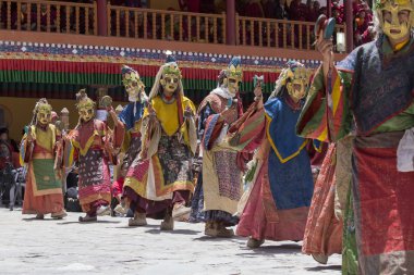 Tibetli Budist lamas mistik maskeli bir ritüel Tsam dans gerçekleştirin. Hemis Manastırı, Ladakh, Hindistan