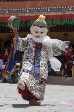Tibetli Budist lamas mistik maskeli bir ritüel Tsam dans gerçekleştirin. Hemis Manastırı, Ladakh, Hindistan