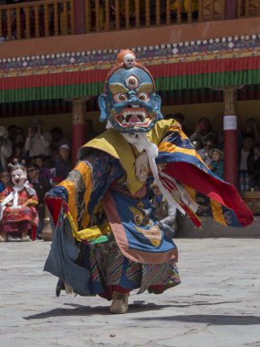 Tibetli Budist lamas mistik maskeli bir ritüel Tsam dans gerçekleştirin. Hemis Manastırı, Ladakh, Hindistan
