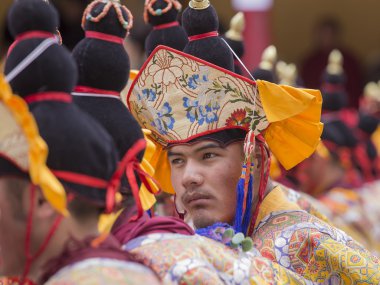 Tibetli Budist lamas mistik maskeli bir ritüel Tsam dans gerçekleştirin. Hemis Manastırı, Ladakh, Hindistan