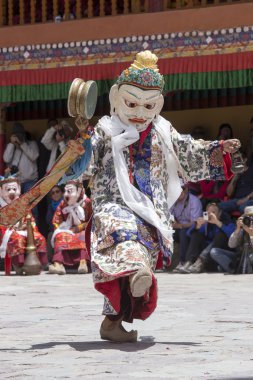 Tibetli Budist lamas mistik maskeli bir ritüel Tsam dans gerçekleştirin. Hemis Manastırı, Ladakh, Hindistan