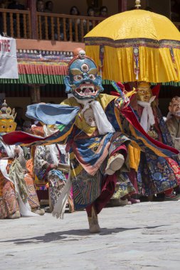 Tibetli Budist lamas mistik maskeli bir ritüel Tsam dans gerçekleştirin. Hemis Manastırı, Ladakh, Hindistan