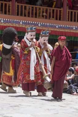 Tibetli Budist lamas mistik maskeli bir ritüel Tsam dans gerçekleştirin. Hemis Manastırı, Ladakh, Hindistan