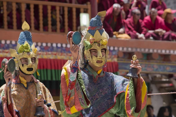 Тибетские буддийские ламы в мистических масках исполняют ритуальный танец Цам. Монастырь Хемис, Ладах, Индия — стоковое фото