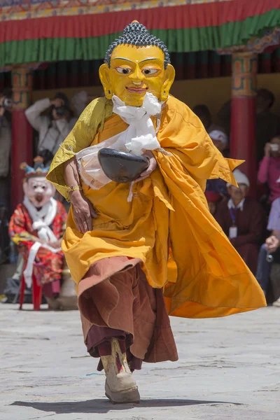 Tibetan Buddhist lamas in the mystical masks perform a ritual Tsam dance . Hemis monastery, Ladakh, India — Stock Photo, Image