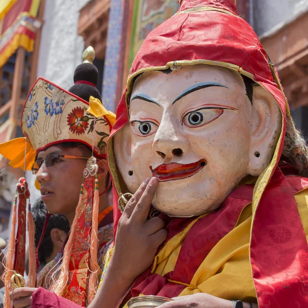 Lamas budistas tibetanos nas máscaras místicas realizam um ritual de dança Tsam. Mosteiro de Hemis, Ladakh, Índia — Fotografia de Stock