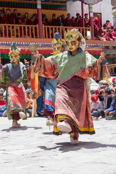 Los lamas budistas tibetanos en las máscaras místicas realizan un ritual de danza Tsam. Monasterio de Hemis, Ladakh, India —  Fotos de Stock