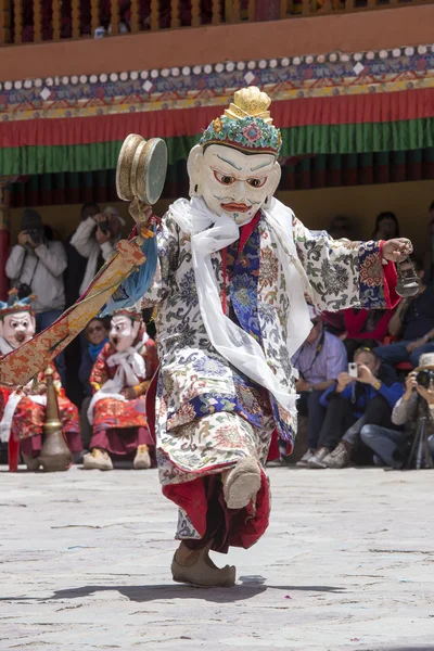 Tibetli Budist lamas mistik maskeli bir ritüel Tsam dans gerçekleştirin. Hemis Manastırı, Ladakh, Hindistan — Stok fotoğraf