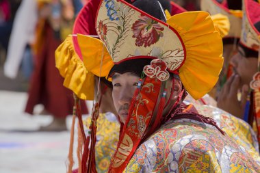 Tibetli Budist lamas mistik maskeli bir ritüel Tsam dans gerçekleştirin. Hemis Manastırı, Ladakh, Hindistan