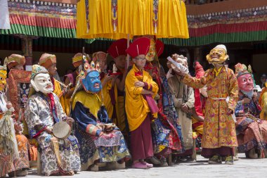 Tibetli Budist lamas mistik maskeli bir ritüel Tsam dans gerçekleştirin. Hemis Manastırı, Ladakh, Hindistan