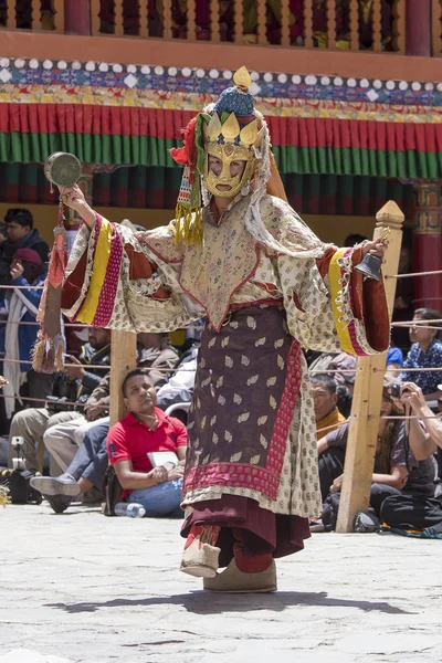 Tibetli Budist lamas mistik maskeli bir ritüel Tsam dans gerçekleştirin. Hemis Manastırı, Ladakh, Hindistan — Stok fotoğraf