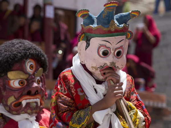 Tibetli Budist lamas mistik maskeli bir ritüel Tsam dans gerçekleştirin. Hemis Manastırı, Ladakh, Hindistan — Stok fotoğraf