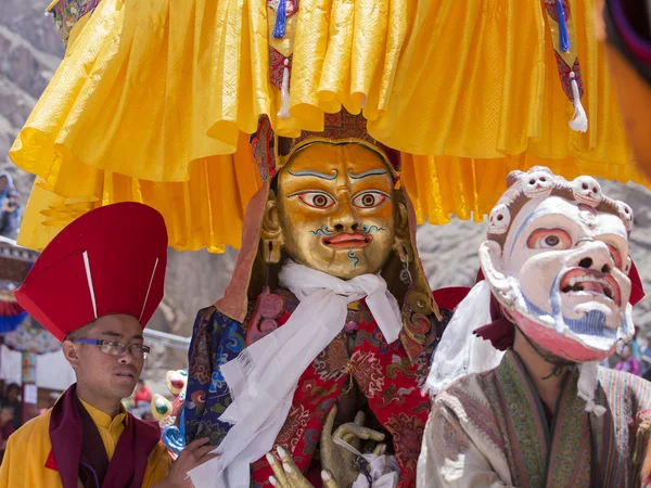 Tibetaans boeddhistische lama's in de mystieke maskers uitvoeren een ritueel Tsam dans Hemis klooster, Ladakh, India — Stockfoto