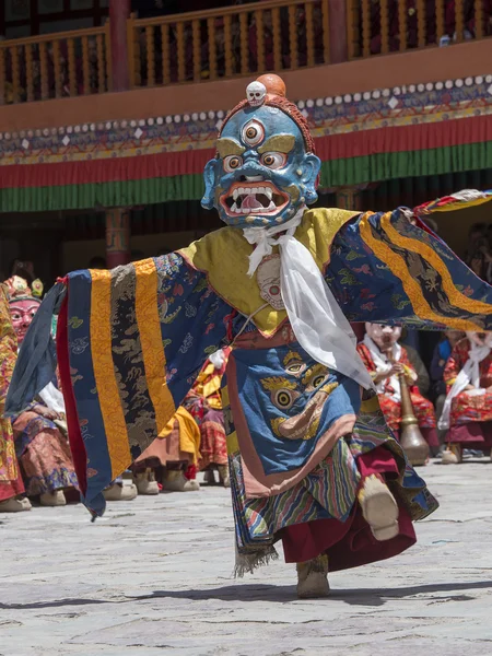 Tibetli Budist lamas mistik maskeli bir ritüel Tsam dans gerçekleştirin. Hemis Manastırı, Ladakh, Hindistan