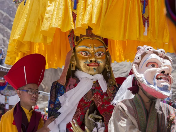 Tibetli Budist lamas mistik maskeli bir ritüel Tsam dans gerçekleştirin. Hemis Manastırı, Ladakh, Hindistan
