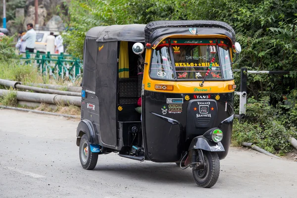 Auto rickshaw taxi on a road in Srinagar, Kashmir, India. — 图库照片