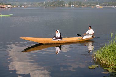 Tekne ve Dal gölde Hint insanlar. Srinagar, Jammu and Kashmir devlet, Hindistan