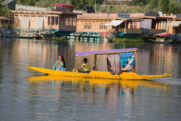 Barca e indiani nel lago Dal. Stato di Srinagar, Jammu e Kashmir, India — Foto Stock