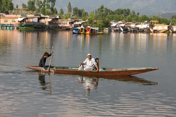 Barca e indiani nel lago Dal. Stato di Srinagar, Jammu e Kashmir, India — Foto Stock