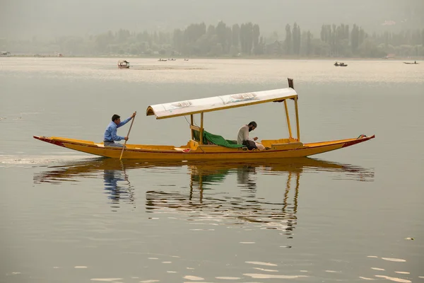 Barco e índios em Dal Lake. Srinagar, Jammu e Caxemira, Índia — Fotografia de Stock