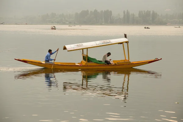 Barco y gente india en el lago Dal. Srinagar, estado de Jammu y Cachemira, India —  Fotos de Stock