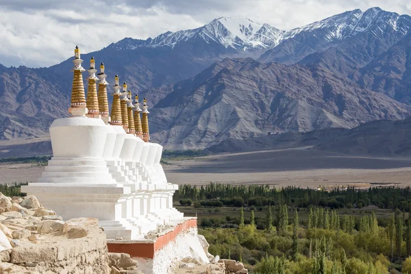 Buddhist stupa and Himalayas mountains . Shey Palace in Ladakh, India — Stock Photo, Image