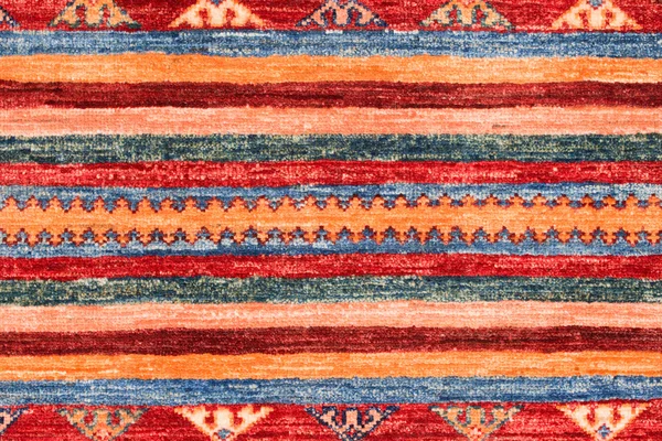 Hermosa y coloreada alfombra tradicional turca hecha a mano — Foto de Stock