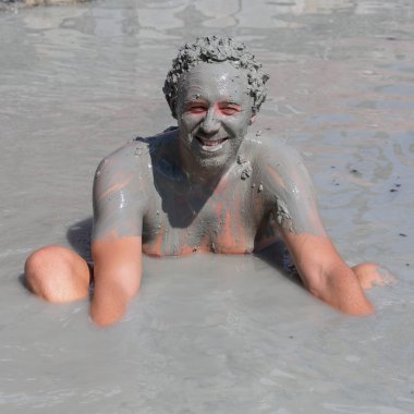 Adam gri çamur banyosu. Dalyan, Türkiye